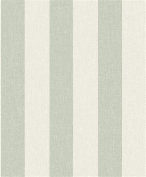 Cameretta decorata con carta da parati a righe verde salvia e beige in uno stile minimalista