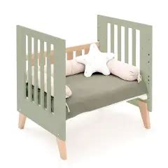 Esempio di culla trasformabile Alondra color verde acqua in una stanza luminosa