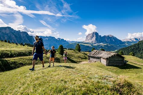 Panorama suggestivo delle Dolomiti con sentieri adatti alle famiglie