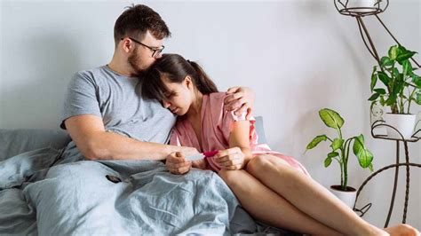 Coppia che cerca di concepire guardando test di fertilità