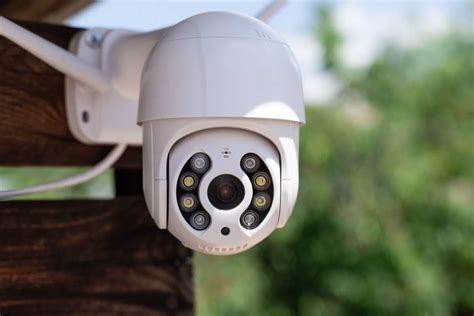 una telecamera IP moderna utilizzata in un contesto domestico multifunzionale