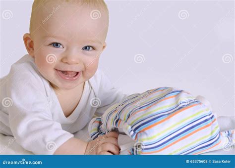 Bambino felice che indossa un pannolino lavabile colorato