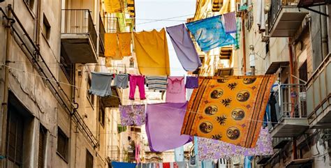 Vicolo caratteristico di Napoli con panni stesi e atmosfera storica