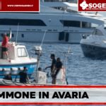 Donna incinta su gommone in acque calme