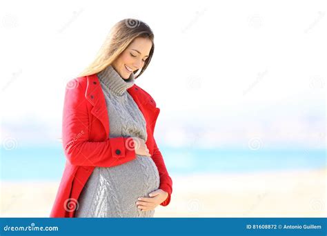 Donna incinta che riflette sulla sua salute