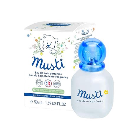 Una bottiglietta di Mustela Musti Acqua Profumata su una superficie pulita circondata da elementi delicati