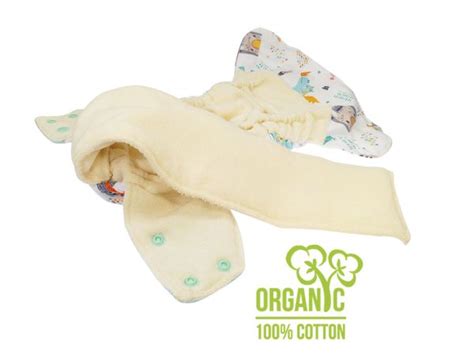 bimbo che indossa pannolino lavabile in cotone