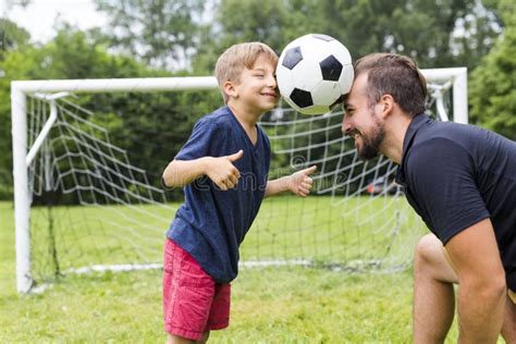 bambino che gioca con il padre