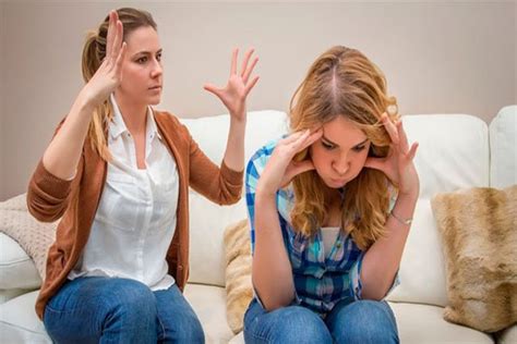 adolescente che litiga con i genitori