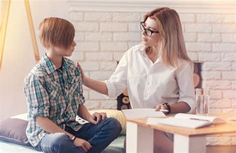 terapeuta che parla con una famiglia