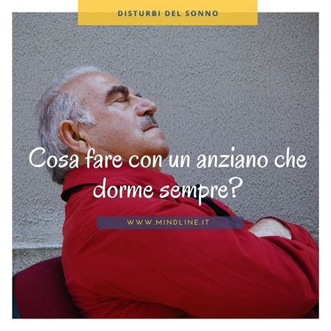 Anziano che dorme serenamente grazie a un pannolone da notte