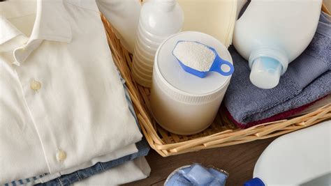 infografica che mostra come trattare le macchie di latte sulla lana con ingredienti naturali
