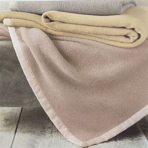 coperta di lana distesa orizzontalmente su un asciugamano bianco per l'asciugatura naturale