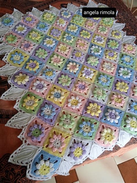 composizione di coperte di lana color pastello in una culla di legno elegante