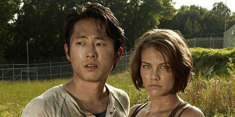 Maggie e Glenn abbracciati dopo una dura prova
