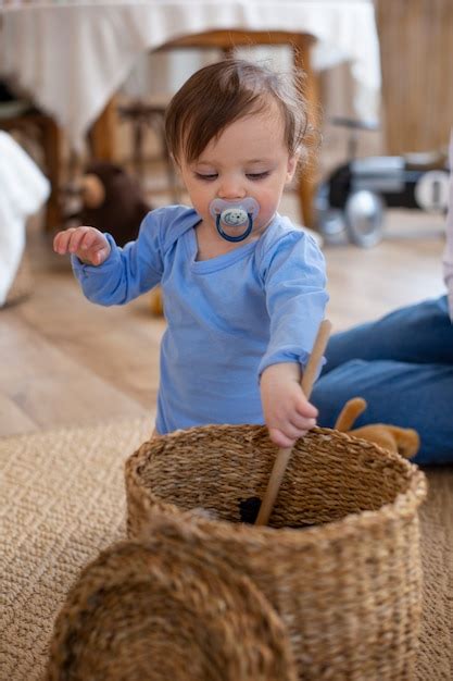 bambino che gioca con un ciuccio