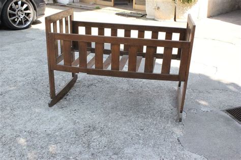 Culla antica in legno in fase di restauro