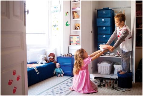 Bambini che riordinano insieme ai genitori