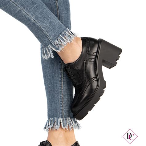 Stili di abbinamento per inglesine casual e formali
