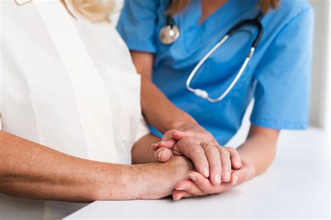 rappresentazione stilizzata di assistenza medica e supporto psicologico in clinica