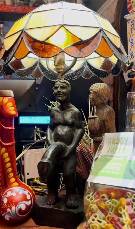 infografica sui simboli fallici sacri e il loro uso rituale