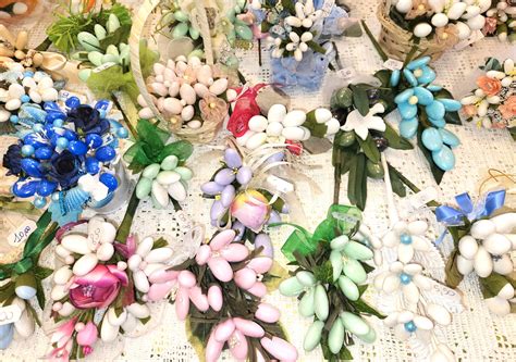 Primo piano di vasi di vetro colmi di confetti di diversi colori pastello con cucchiai d'argento