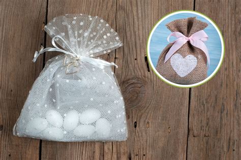 Dettaglio di un tavolo con bomboniere fai da te, sacchetti di organza e confetti colorati