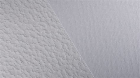 Confronto visivo tra diverse texture di lenzuolini: carta goffrata a due veli e materiale TNT idrorepellente.
