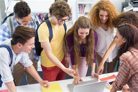 gruppo di studenti entusiasti che lavorano insieme alla creazione di un progetto musicale in classe