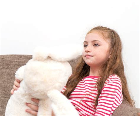 Bambina che gioca serenamente
