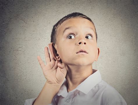 Bambini che ascoltano con attenzione