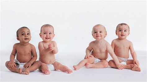 Bambino neonato in posizione seduta con supporto