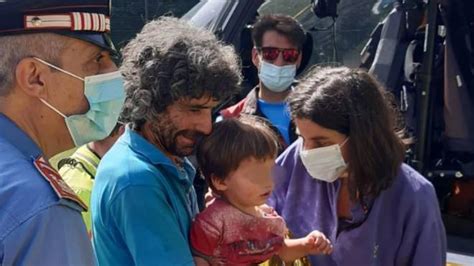 Comunità locale in festa dopo il ritrovamento di un bambino scomparso