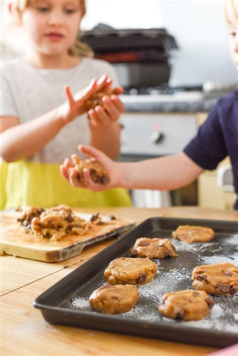 bambino che aiuta a preparare biscotti in cucina