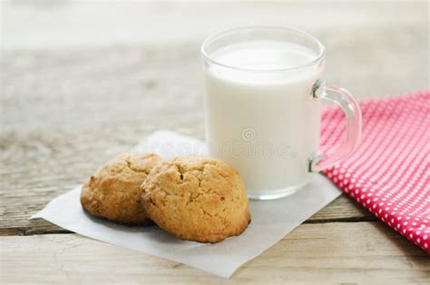 biscotti artigianali disposti su un vassoio accanto a una tazza di latte