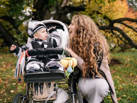Bambino assicurato nel passeggino con cintura a cinque punti