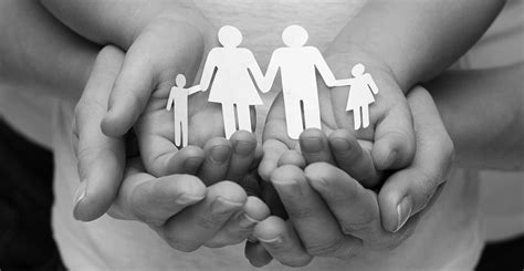 illustrazione simbolica di una famiglia e assistenza sociale
