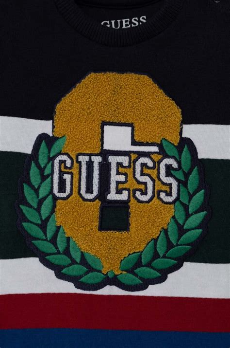 Dettaglio del logo Guess su un capo neonato