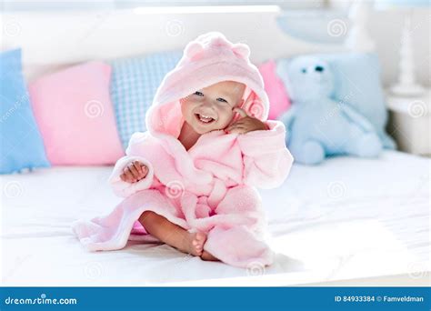 Bambino felice avvolto in un accappatoio dopo il bagnetto