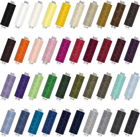 set di filati colorati disposti accanto a una tela Aida e un bavaglino pronto per essere ricamato