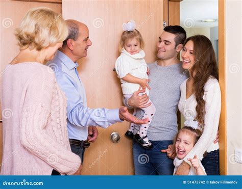 Genitori<em>che</em>visitano<em>un</em>asilo<em>nido</em>apertamente