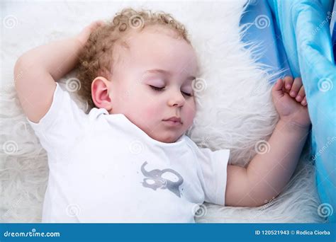 Neonato addormentato serenamente