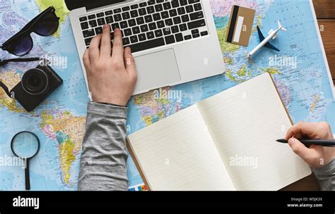 Famiglia che pianifica un viaggio online
