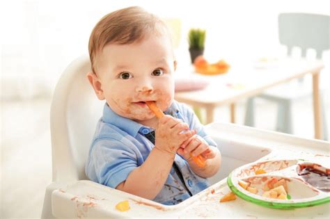 Bambino che fa autosvezzamento