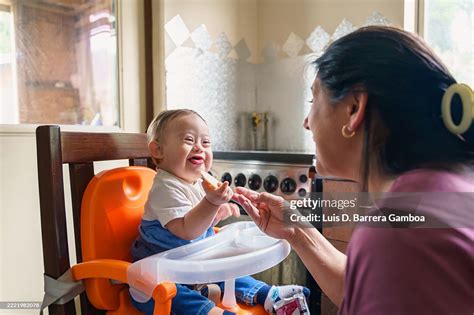 bambino che esplora il cibo nel seggiolone con curiosità