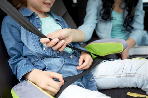 Bambino con cintura di sicurezza correttamente allacciata