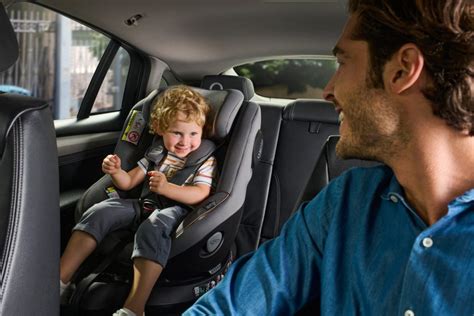 Sicurezza dei bambini in auto durante la guida nel traffico