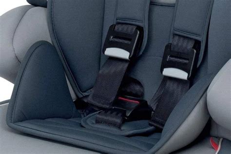 Dettagli tecnici di un sistema di cinture a 5 punti su seggiolino auto