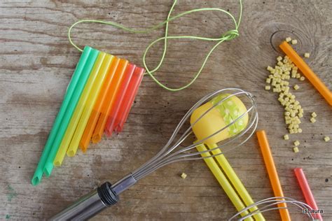 bambini che costruiscono strumenti musicali con materiali di riciclo