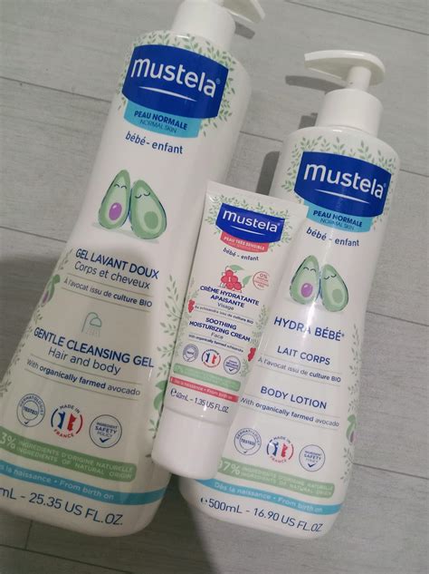 Coppia in attesa che compra prodotti Mustela